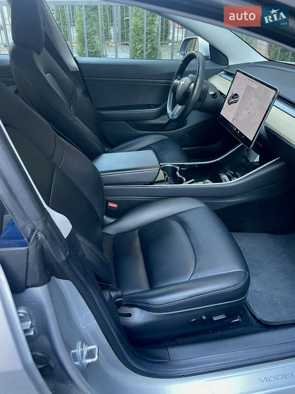 Седан Tesla Model 3 2018 в Львове