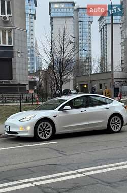 Седан Tesla Model 3 2022 в 