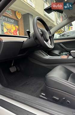 Седан Tesla Model 3 2022 в 