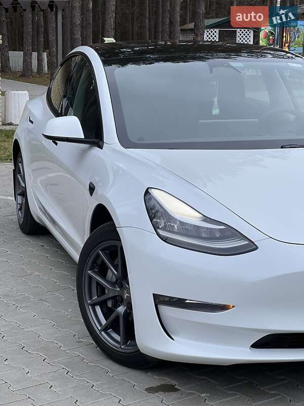 Седан Tesla Model 3 2022 в Коростені