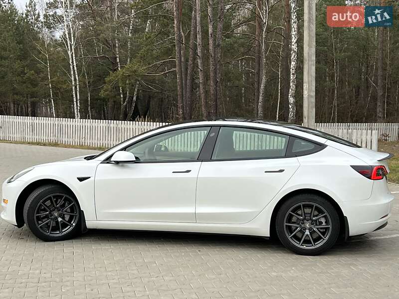 Седан Tesla Model 3 2022 в Коростені