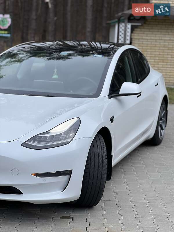 Седан Tesla Model 3 2022 в Коростені