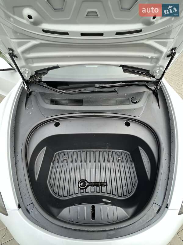 Седан Tesla Model 3 2022 в Коростені