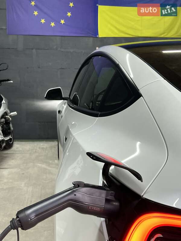 Седан Tesla Model 3 2022 в Коростені