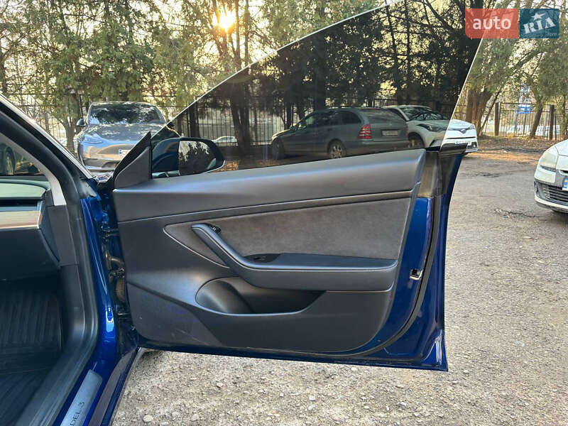Седан Tesla Model 3 2020 в Чернівцях
