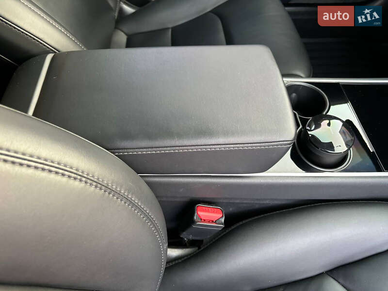 Седан Tesla Model 3 2020 в Чернівцях