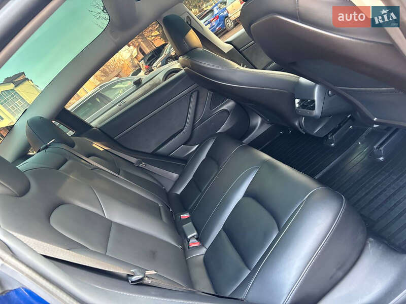 Седан Tesla Model 3 2020 в Чернівцях