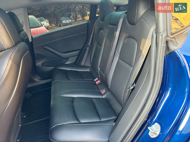 Седан Tesla Model 3 2020 в Чернівцях