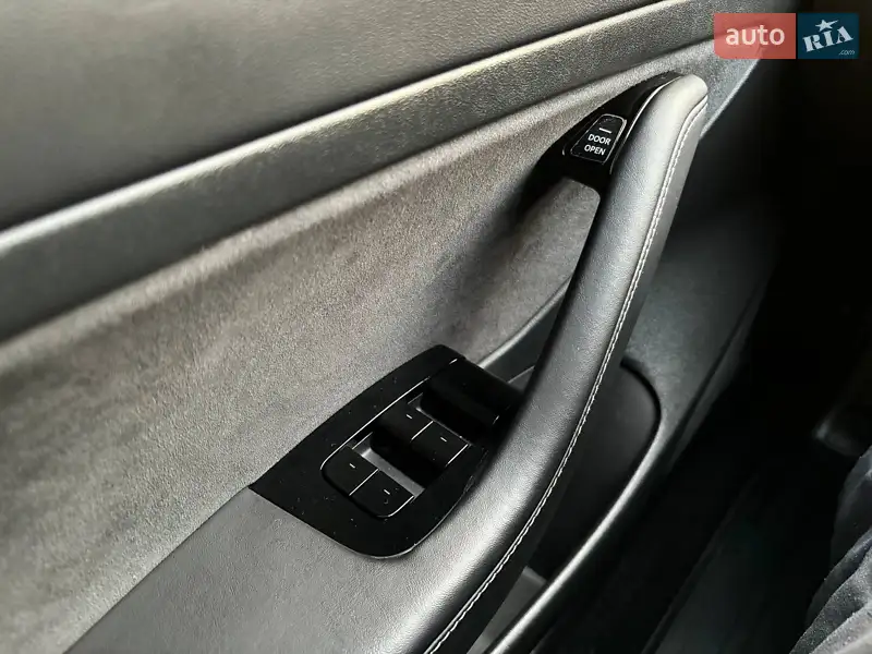Седан Tesla Model 3 2020 в 