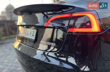 Седан Tesla Model 3 2022 в 