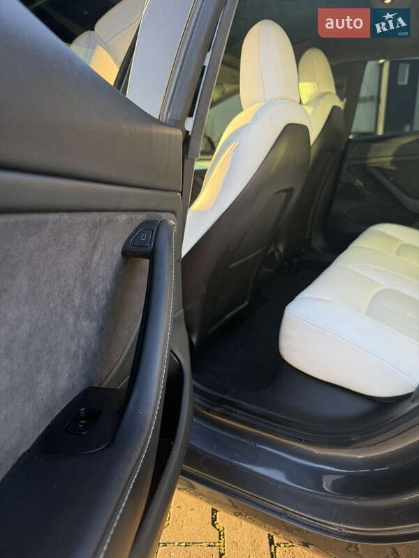 Седан Tesla Model 3 2021 в Ужгороді