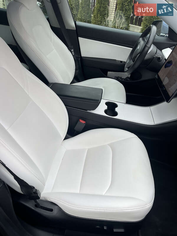 Седан Tesla Model 3 2019 в Львове