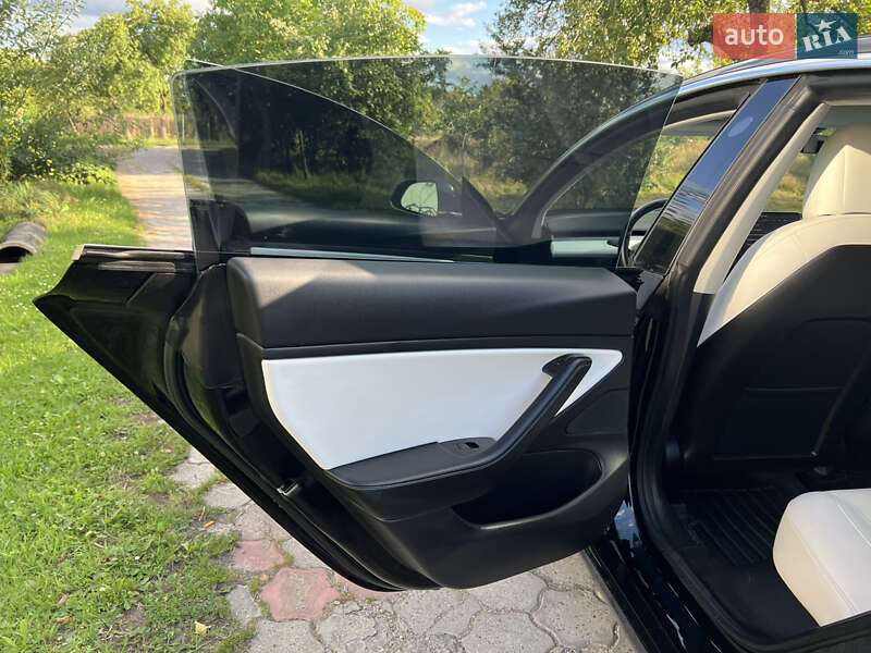 Седан Tesla Model 3 2018 в Долине