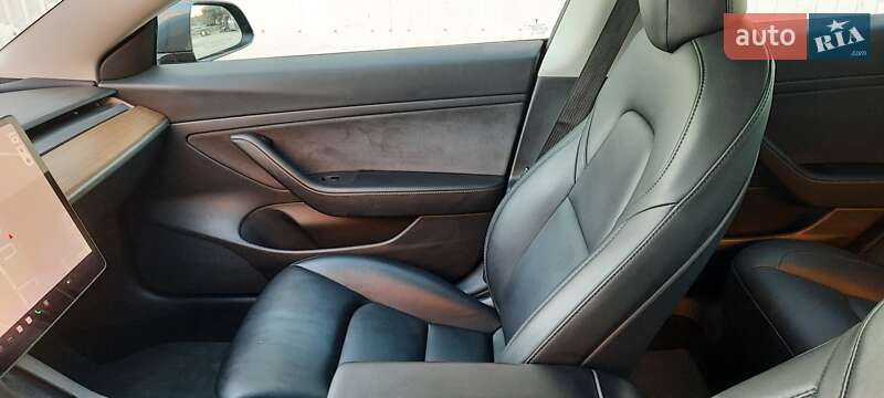 Седан Tesla Model 3 2020 в Ровно