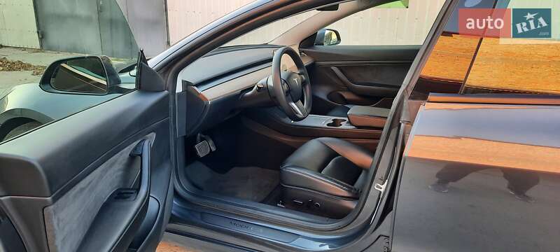 Седан Tesla Model 3 2020 в Ровно