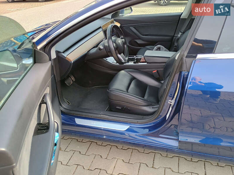 Седан Tesla Model 3 2019 в Ужгороде