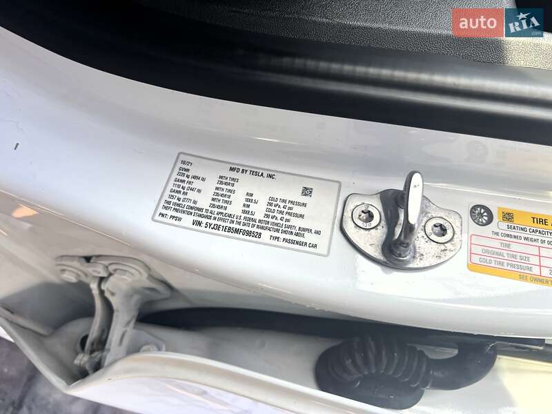Седан Tesla Model 3 2021 в Луцке