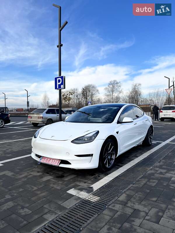 Седан Tesla Model 3 2021 в Луцке