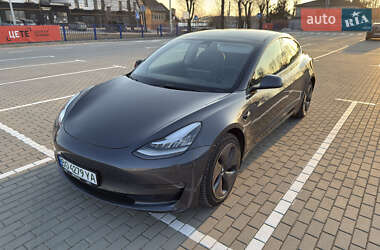 Седан Tesla Model 3 2022 в 