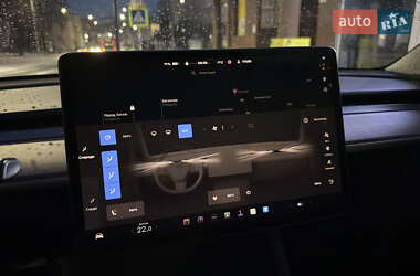 Седан Tesla Model 3 2022 в 