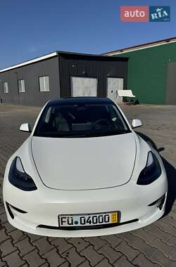Седан Tesla Model 3 2022 в 