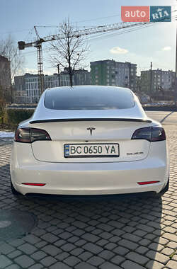 Седан Tesla Model 3 2021 в 