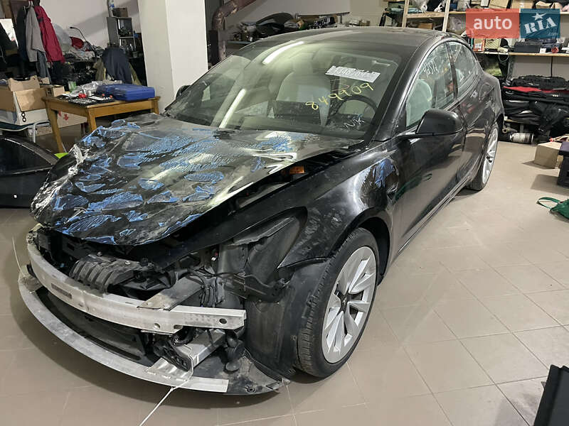 Седан Tesla Model 3 2021 в Бродах