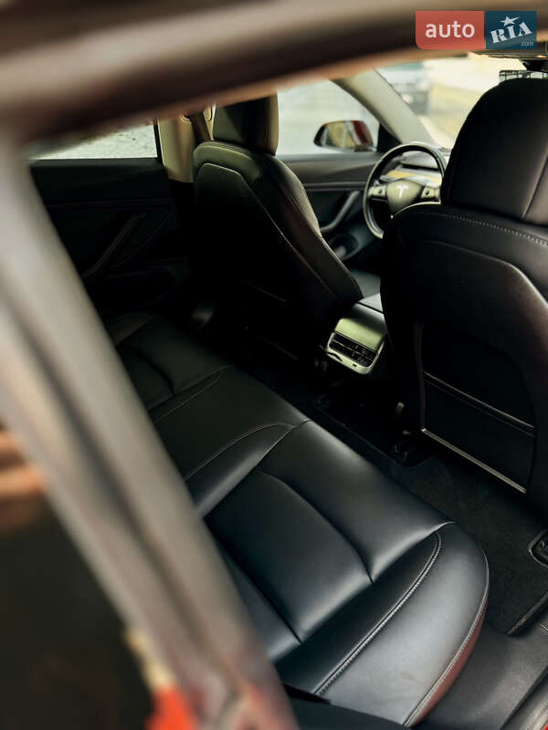 Седан Tesla Model 3 2018 в Житомирі