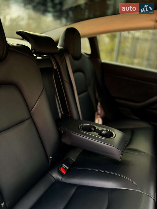 Седан Tesla Model 3 2018 в Житомирі