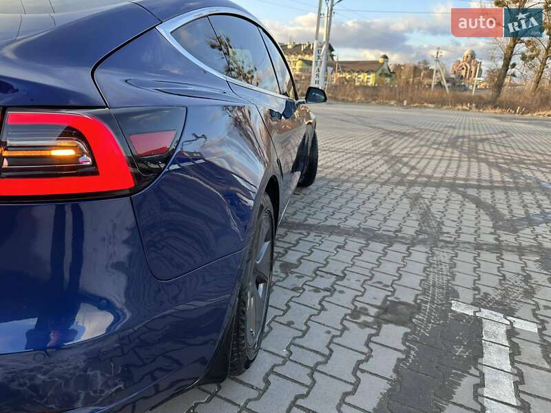 Седан Tesla Model 3 2020 в Львові