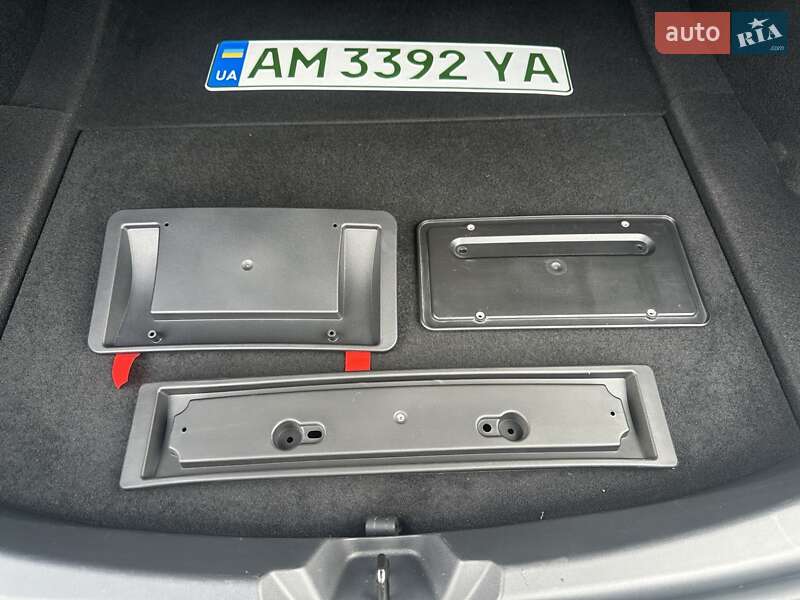 Седан Tesla Model 3 2023 в Житомире