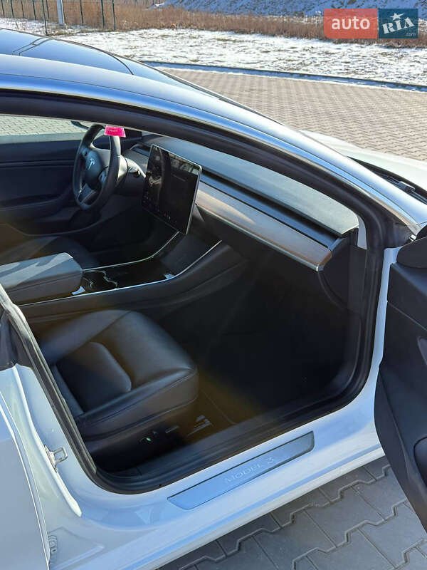 Седан Tesla Model 3 2020 в Луцке