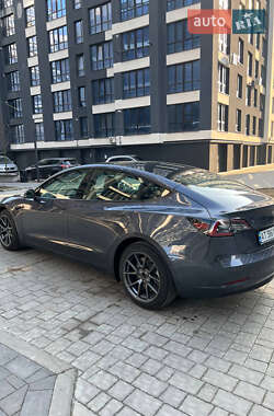 Седан Tesla Model 3 2022 в 