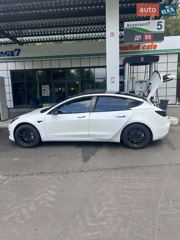 Седан Tesla Model 3 2021 в Києві