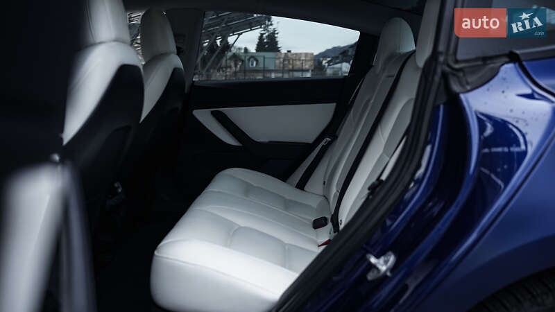 Седан Tesla Model 3 2018 в Львові