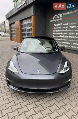 Седан Tesla Model 3 2022 в 