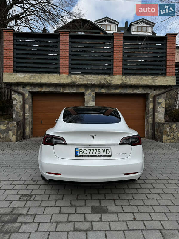 Седан Tesla Model 3 2022 в Львове