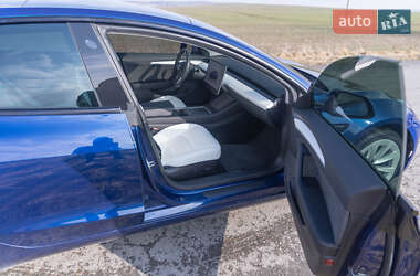 Седан Tesla Model 3 2022 в 