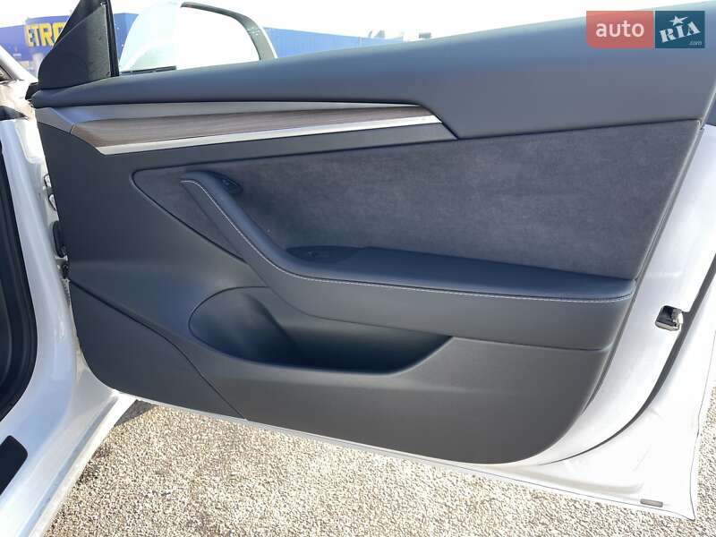Седан Tesla Model 3 2022 в Ровно