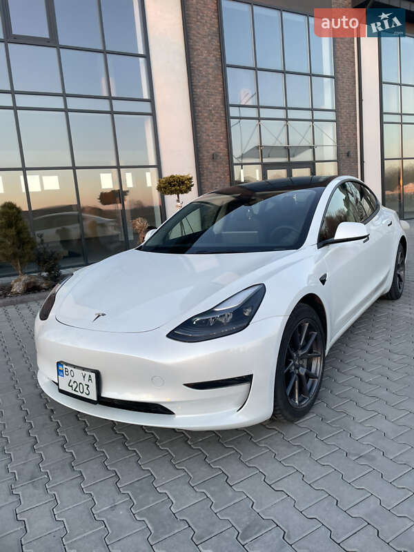 Седан Tesla Model 3 2023 в 