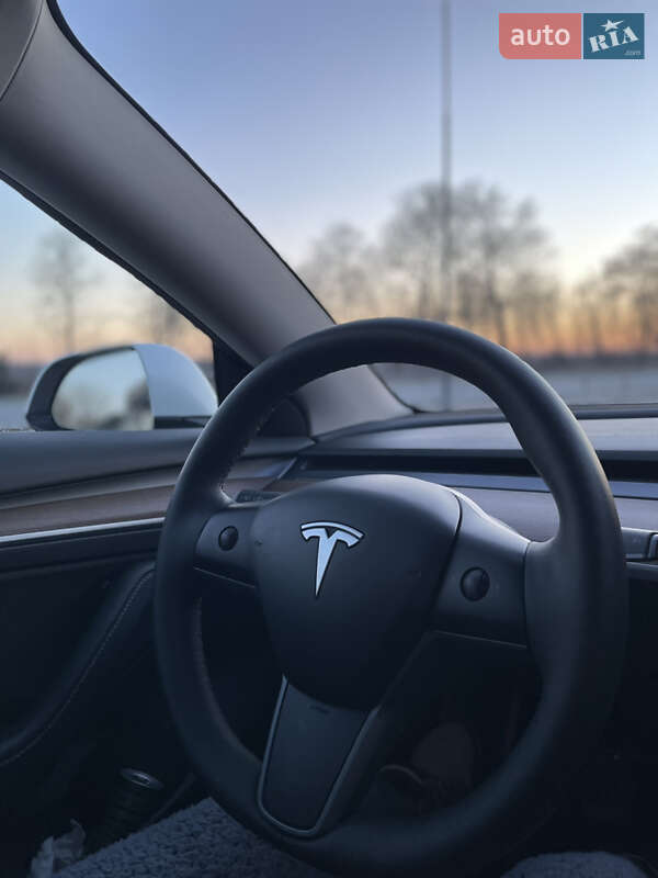 Седан Tesla Model 3 2023 в Тернополе
