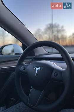 Седан Tesla Model 3 2023 в 