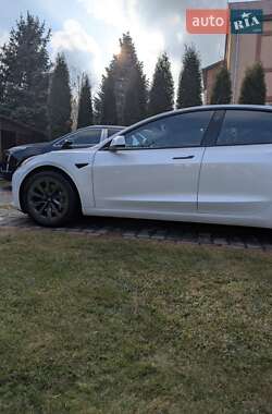 Седан Tesla Model 3 2022 в 