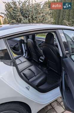 Седан Tesla Model 3 2022 в 