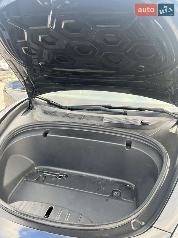 Седан Tesla Model 3 2019 в Львові