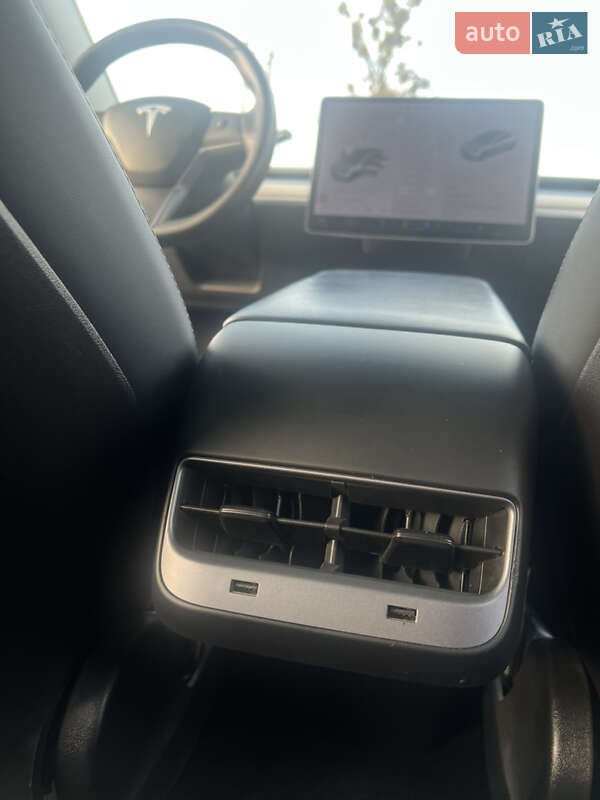 Седан Tesla Model 3 2019 в Львові
