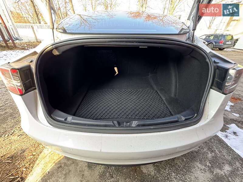 Седан Tesla Model 3 2019 в Чернигове