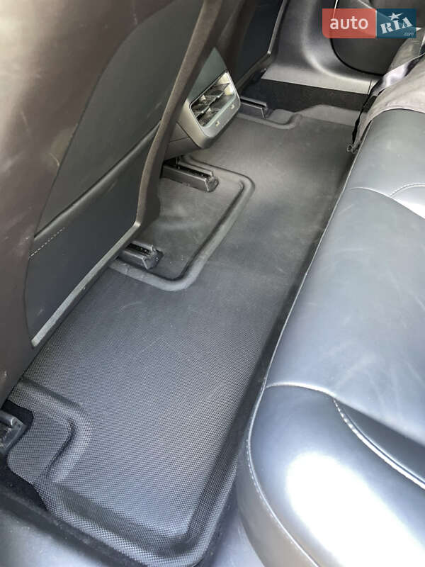 Седан Tesla Model 3 2019 в Чернигове