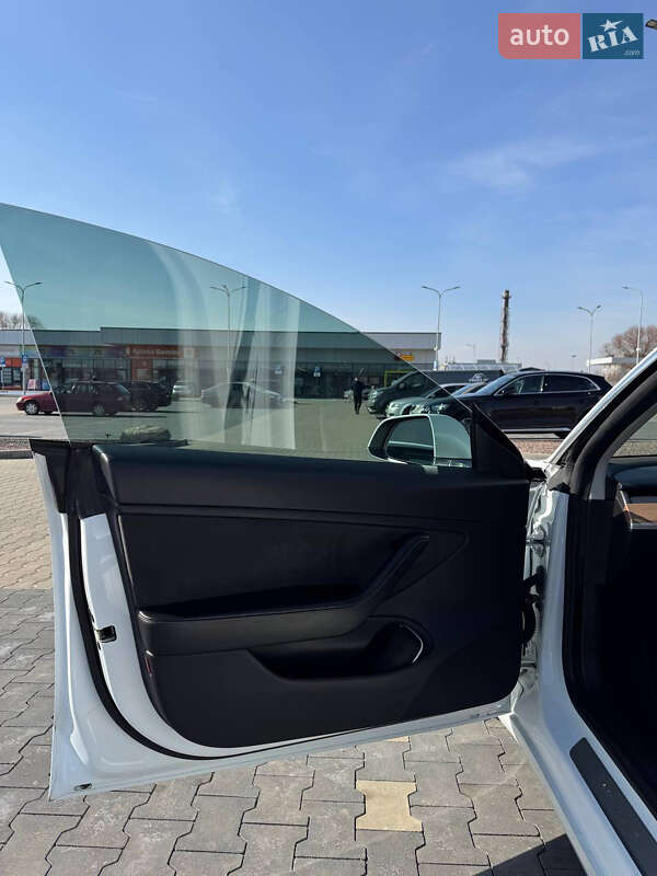 Седан Tesla Model 3 2019 в Львове