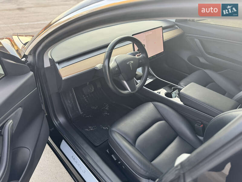 Седан Tesla Model 3 2019 в Шепетівці